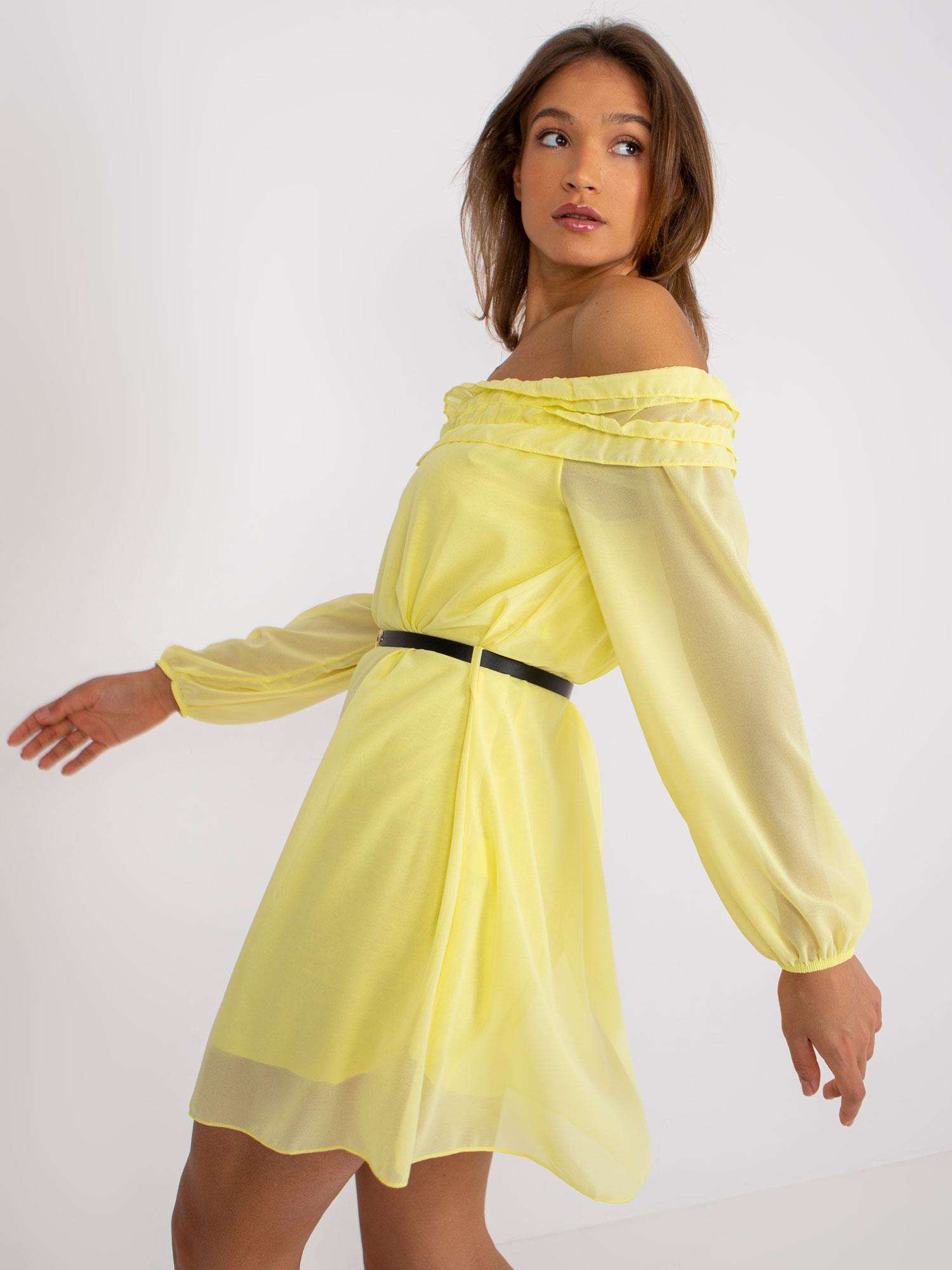 Żółte sukienki na lato – wybierz model idealny