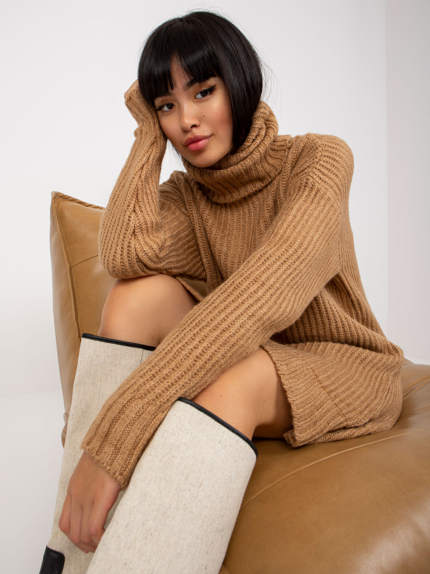 Swetry zimowe – modne wzory splotów