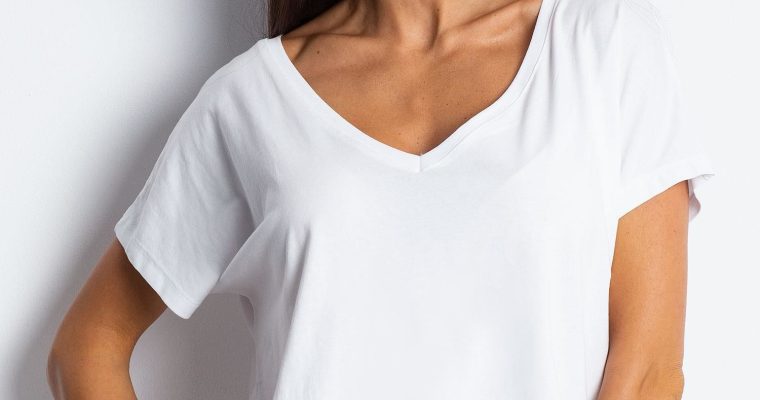 Biały t-shirt basic – rozwiązanie, które nigdy Cię nie zawiedzie
