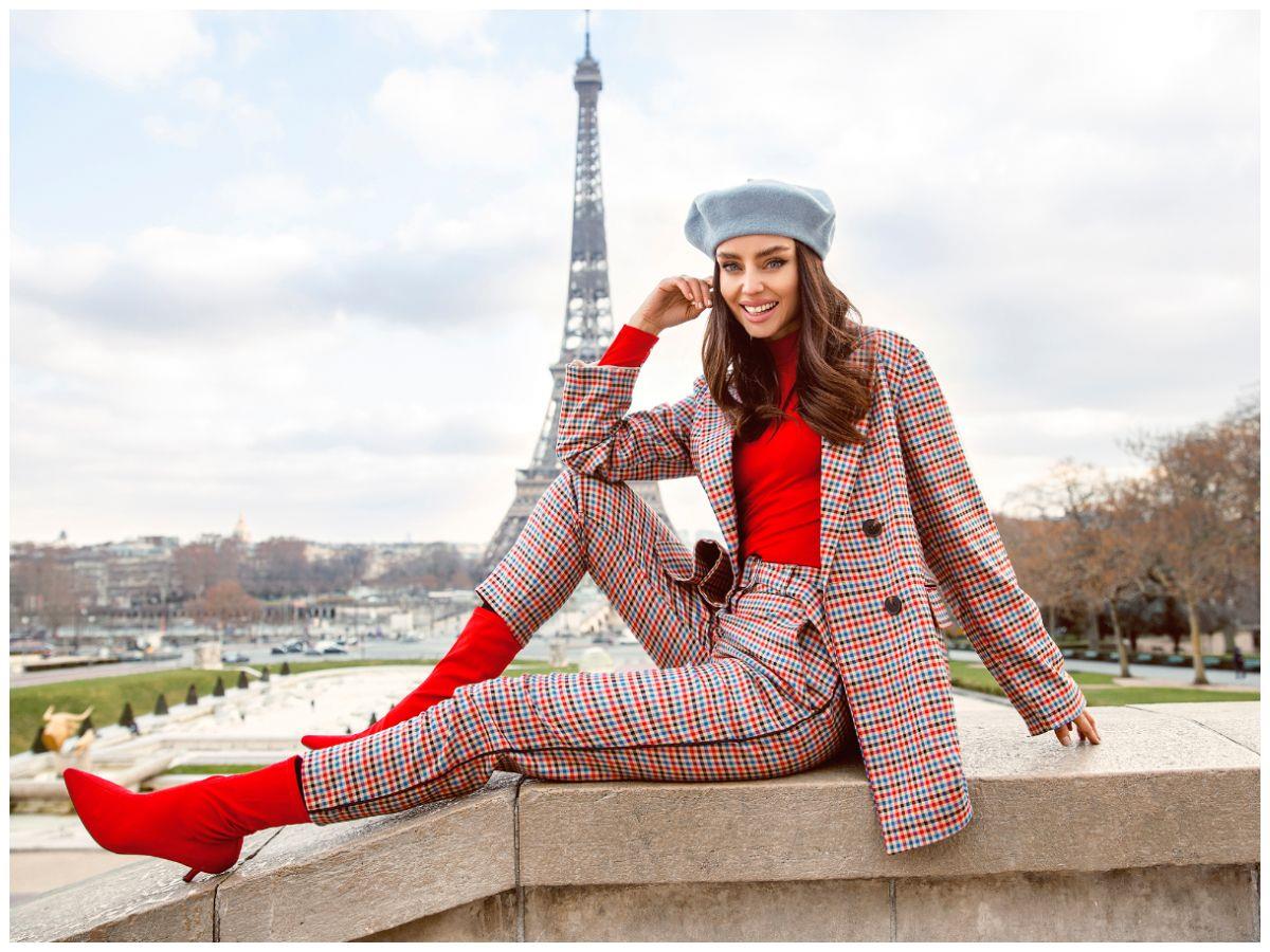 Paryski styl ubioru – poznaj sekret szyku paryżanek!