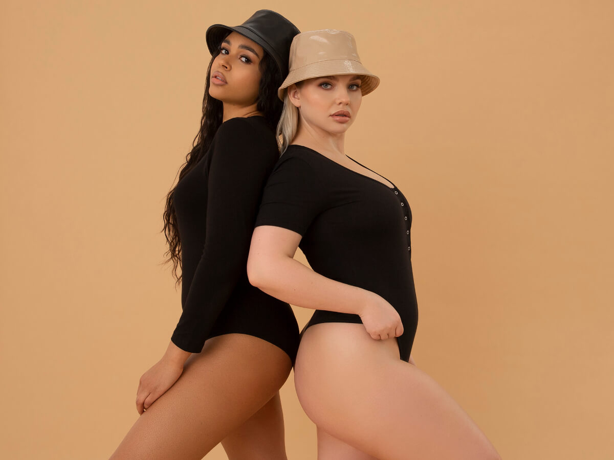 Dwie modelki opierają się o siebie plecami promując modę plus size