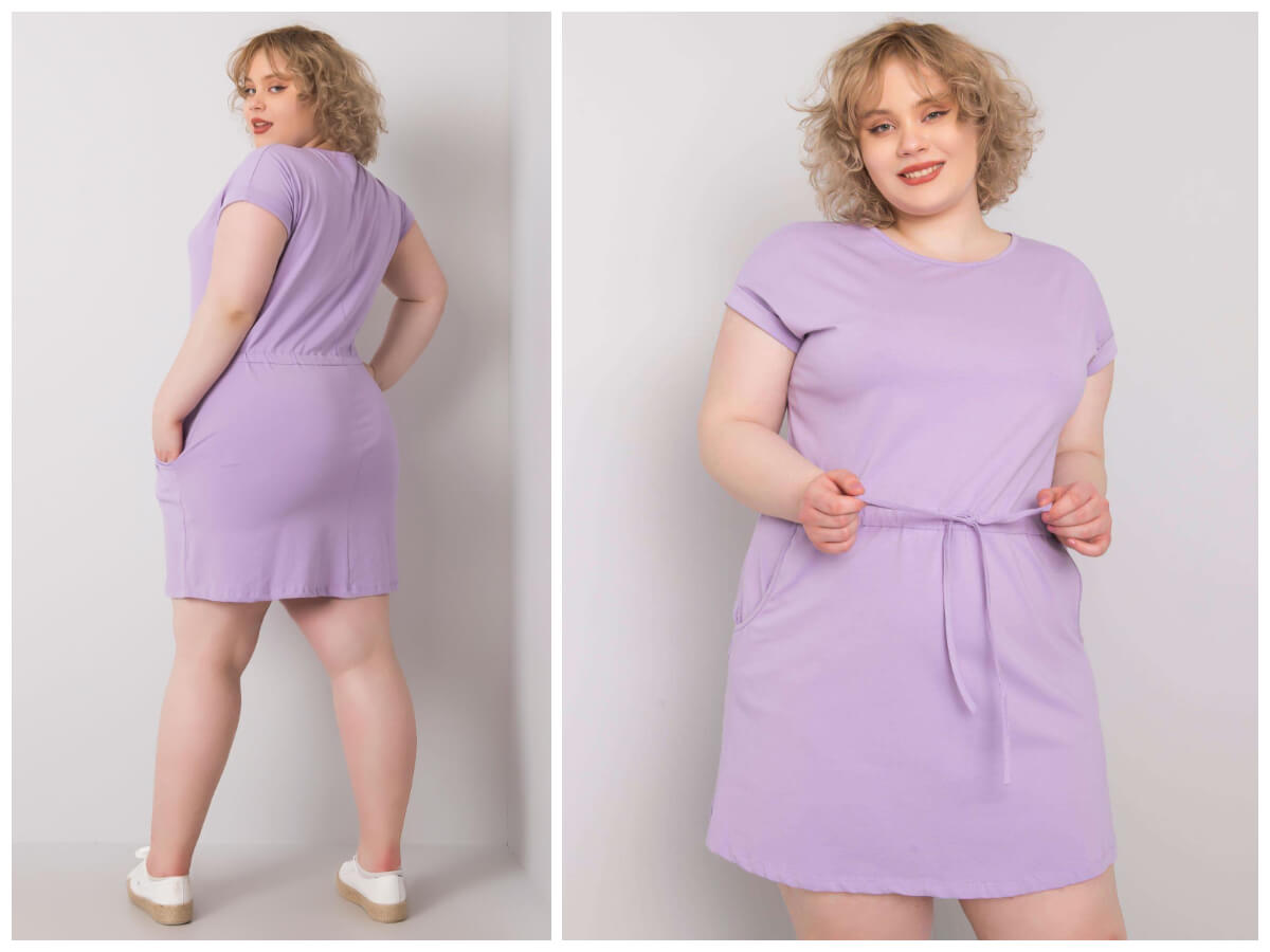 Modelka XXL prezentuje sukienkę plus size w stylu basic