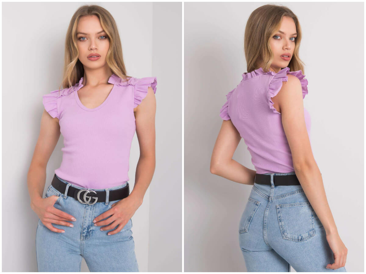 Modelka w liliowej bluzce promuje modę na pastelowe ubrania.