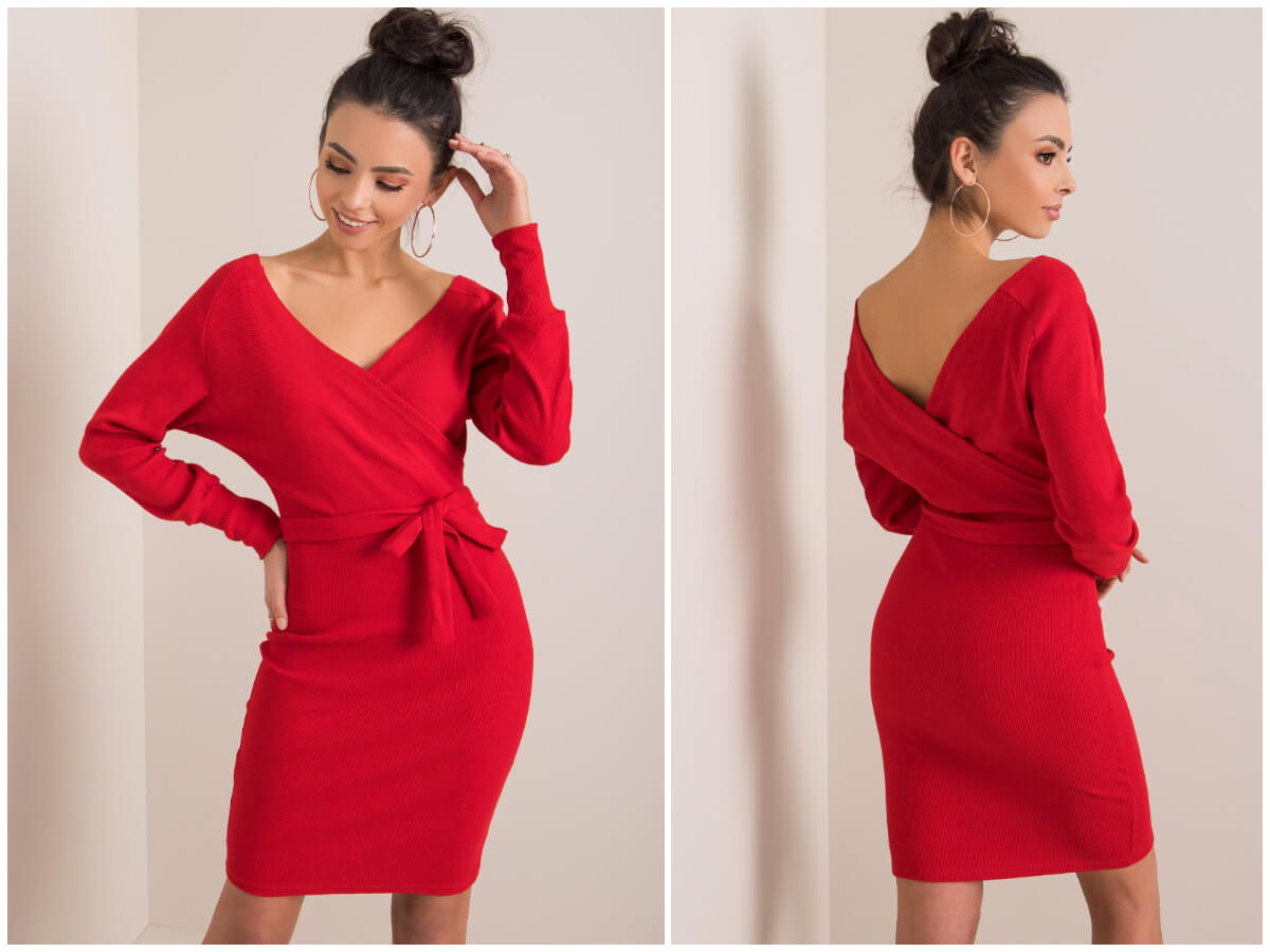 Prążkowana czerwona sukienka sprawdzi się jako stylizacja na kolację wigilijną