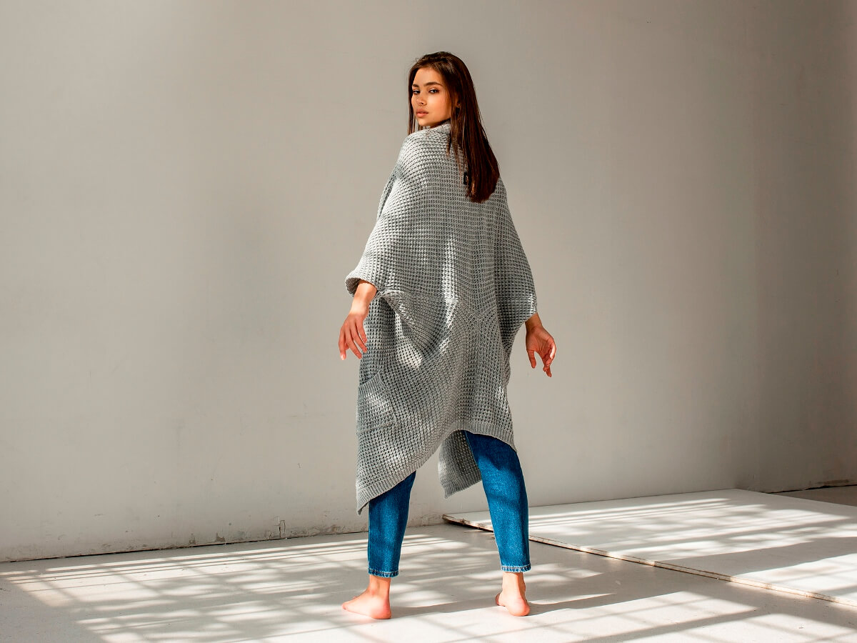 Długie swetry oversize na zimę – pomysły na modne stylizacje!