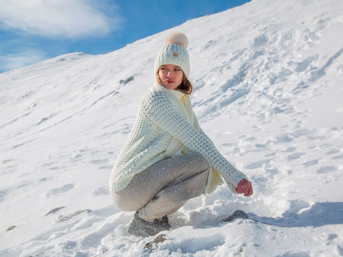 Ciepłe klasyczne swetry w najmodniejszych stylizacjach na zimę