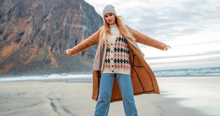 Wyprzedaż swetrów damskich – sprawdź okazje na końcówkę zimy!