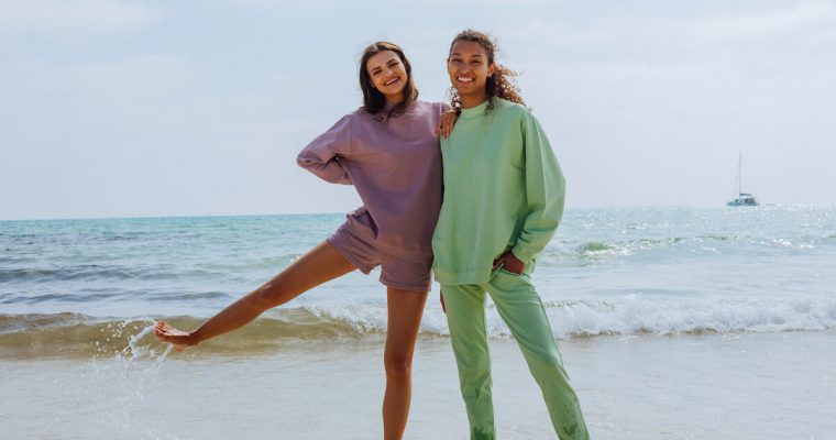 Dwuczęściowe komplety dresowe w letnich kolorach – poznaj top modele!