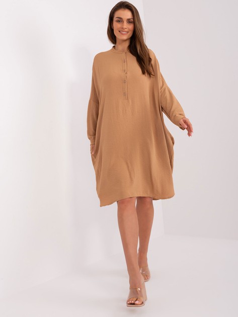 Camelowa koszulowa sukienka oversize z kieszeniami