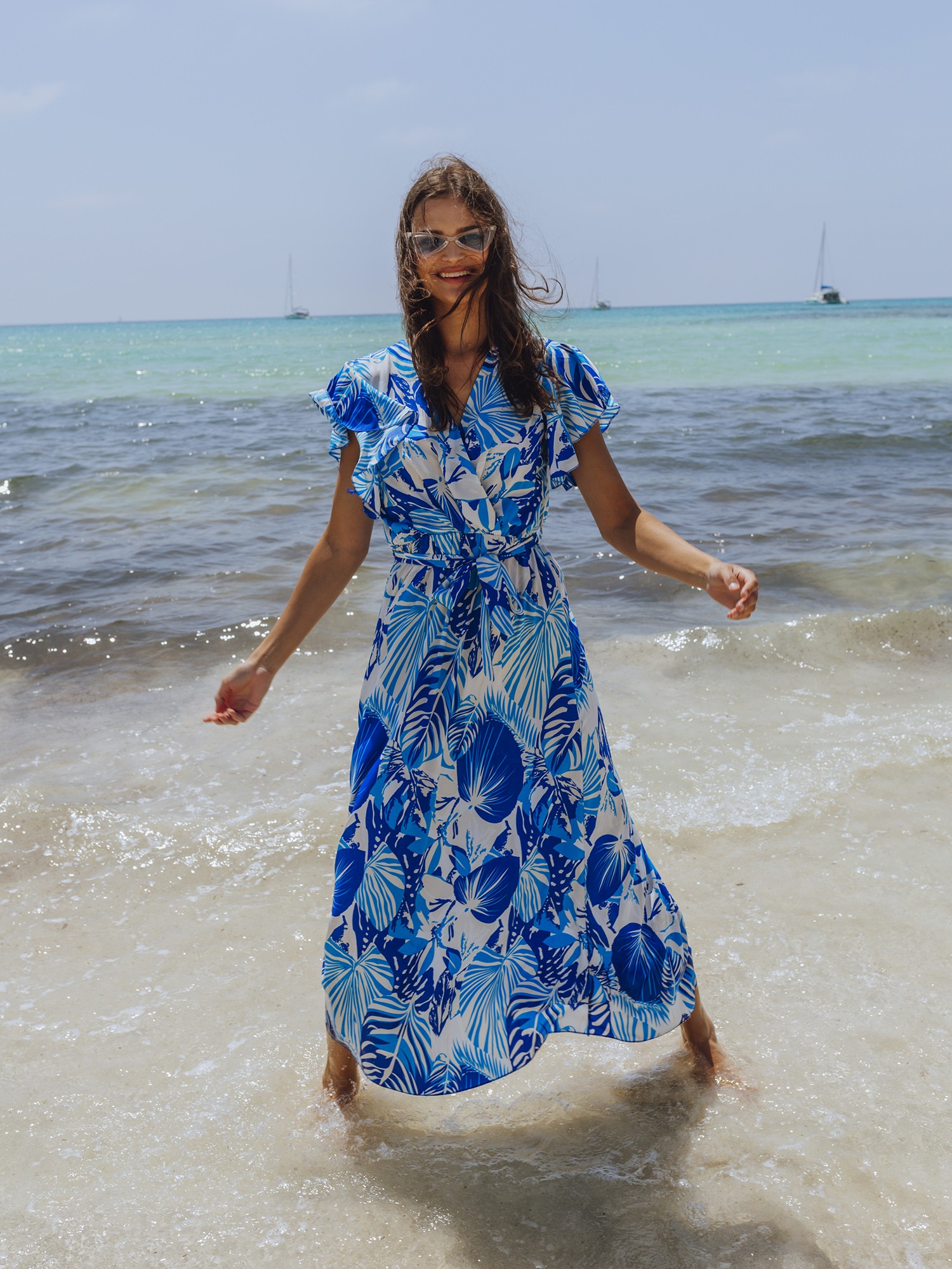 Sukienka z kopertowym dekoltem może być świetnym wyborem na wieczorne wyjście - sukienki kopertowe